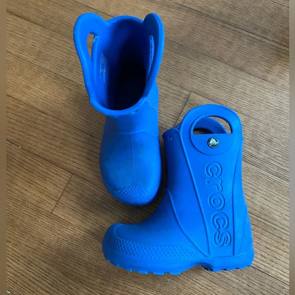 EUC CROCS Kids C8 Blue Rain Boots little boy girl toddler - some marks/dirt